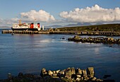 Die Fähre legt am Hafen an; Scalasaig Harbor, Isle Of Colonsay, Island Of Colonsay, Schottland