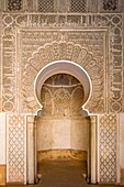 Aufwändige Stuckarbeiten in den Kreuzgängen der Ali Ben Youssef Medersa; Marrakesch, Marokko