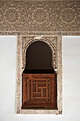 Ornamentale Stuckarbeiten und Holzverkleidungen aus Gitterwerk in der Ali Ben Youssef Medersa; Marrakesch, Marokko