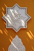 Islamische Details an den ockerfarbenen Wänden des Museums für Islamische Kunst in den Majorelle-Gärten; Marrakesch, Marrakesch, Marokko