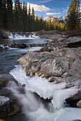 Wasserfall am Schafsfluss; Kananaskis, Alberta, Kanada