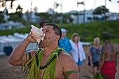 Wailea,Hawaii,Usa,Hawaiianischer Mann bläst eine Muschelschale