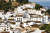 Erhöhte Ansicht eines auf einem Hügel gelegenen Dorfes; Casares, Provinz Malaga, Spanien