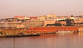 Schiffe in den Docks bei Sonnenuntergang; Neapel, Italien