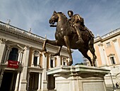 Niedriger Blickwinkel auf das Victor-Emmanuel-Denkmal auf der Piazza Del Campidoglio; Rom, Italien