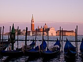 Gondeln auf dem Kanal, im Hintergrund die Kirche St. Giorgio Maggiore; Großer Kanal, Venedig, Italien