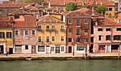 Erhöhte Ansicht von venezianischen Häusern entlang des Kanals; Venedig, Italien