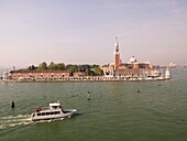 Venedig und Kreuzfahrtschiff; Venedig, Italien