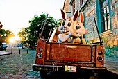 Altes Auto mit Kitschfiguren von Kaninchen auf der Straße; Mexiko