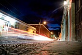 Rücklicht über der Straße, Nacht; Antigua, Guatemala