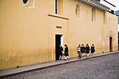 Mädchen in Uniformen auf dem Weg zur Schule; Antigua, Guatemala