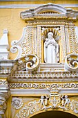 Architektonisches Detail der Kirchenfassade, Statue eines Heiligen; Antigua, Guatemala