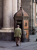 Älterer Mann mit Gehstock auf der Piazza Del Plebiscito; Neapel, Italien