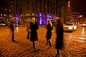 Frauen auf der Straße bei Nacht; Manhattan, New York City, Usa