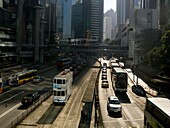 Mann geht auf einer Überführung im Stadtteil Kowloon spazieren; Asien