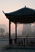 Traditioneller asiatischer Pavillon im Nebel