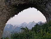Natürlicher Bogen in den Bergen; Yangshuo, China