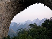 Natürlicher Bogen in den Bergen; Yangshuo, China