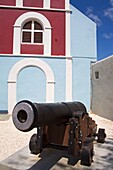 Kanone außerhalb des historischen Forts; Fort Zoutman Historical Museum, Oranjestad, Insel Aruba, Aruba, Königreich der Niederlande