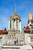 Frauen auf den Pagodentreppen des Wat Arun (Tempel der Morgenröte); Bangkok, Thailand