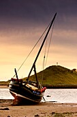 Boot am Strand bei Ebbe; Alnmouth, Northumberland, England