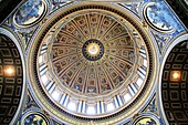 Die Kuppel des Petersdoms von unten gesehen; Vatikanstadt, Rom, Italien