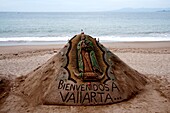 Willkommensschild aus Sand am Strand; Puerto Vallarta, Mexiko
