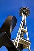 Space Needle und Mondtor-Skulptur von Dorris Chase; Seattle Center, Seattle, Bundesstaat Washington, USA