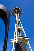 Space Needle und Mondtor-Skulptur von Dorris Chase; Seattle Center, Seattle, Bundesstaat Washington, USA