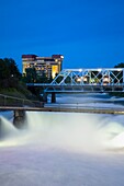 Obere Wasserfälle des Spokane River während eines großen Essens im Riverfront Park; Spokane, Palouse, Washington, USA