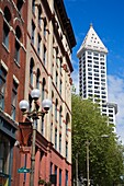 Yesler Way Street und Smith Tower; Pioneer Square, Seattle, Bundesstaat Washington, USA