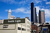 Pioneer Square und Skyline von Seattle; Seattle, Bundesstaat Washington, USA