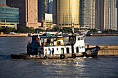 Schlepper und Lastkahn auf dem Huangpu-Fluss in der Bund-Gegend; Schanghai, China