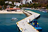 Santa Cruz Pier, Bahias De Huatulco, Bundesstaat Oaxaca, Mexiko; Blick von oben auf den tropischen Pier