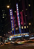 Radio City Music Hall, Manhattan, New York City, Usa; Verkehr am Theater vorbei bei Nacht