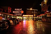 Pike Place Market, Seattle, Washington, USA; Straße, die zum Bauernmarkt bei Nacht führt