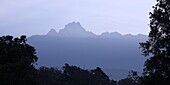 Mount Kenia, Kenia, Ostafrika; Silhouette eines Berggipfels