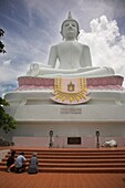 Phra Buddhasurintaramongkol, Isan, Thailand; Menschen beten auf den Stufen eines buddhistischen Tempels