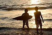 Puerto Vallarta, Mexiko; Silhouette zweier Jungen am Meeresufer