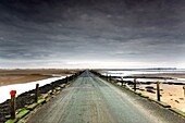 Kleine Straße in der Nähe eines Strandes; Northumberland, England