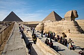 Touristen bei der Sphinx und den Pyramiden
