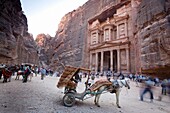 Al Khazneh in Petra mit Besuchern