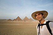 Mann stehend mit Pyramiden im Hintergrund; Kairo, Ägypten, Afrika