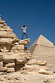 Mann stehend auf einem Teil einer Pyramide in der Wüste