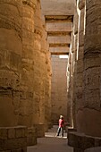 Mann im Tempel von Karnak stehend