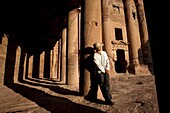Mann am königlichen Grabmal in Petra