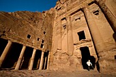 Mann stehend bei königlichem Grabmal in Petra