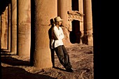 Mann stehend bei Königlichem Grabmal in Petra