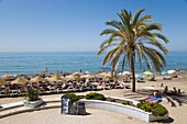 Szenische Aufnahme eines belebten Strandes; Malaga, Andalusien, Spanien