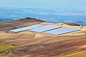 Hangansicht von Ackerland mit Solarmodulen; Andalusien, Spanien